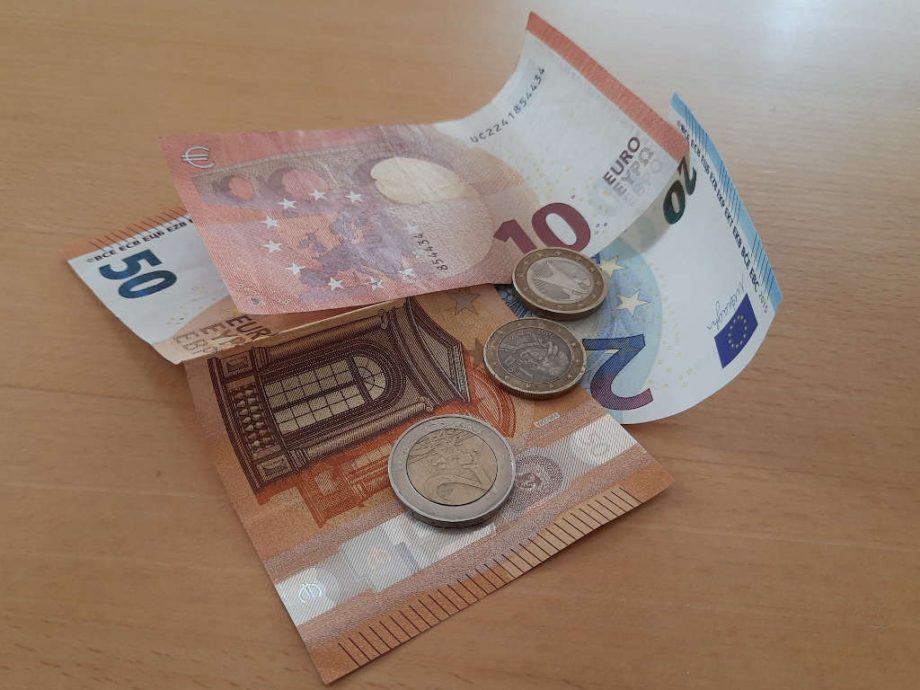 Euroscheine und Euromünzen