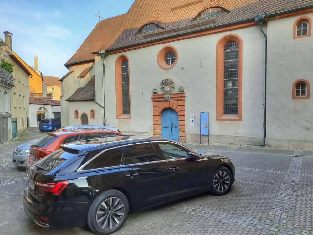 Kirchplatz mit parkenden Autos