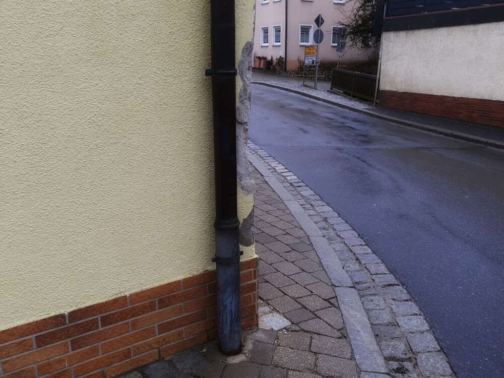 Hauswand beschädigt durch Schwerlastverkehr