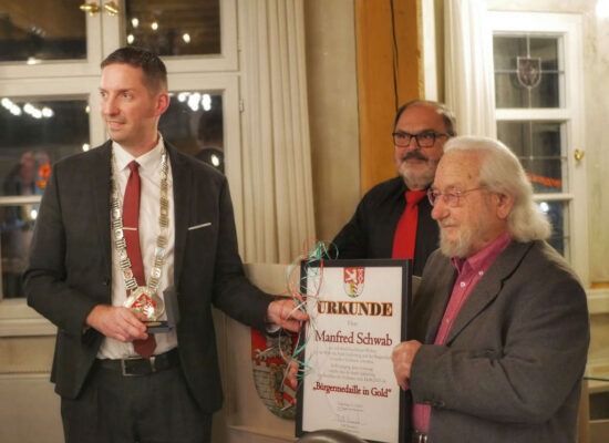 Manfred Schwab mit Urkunde