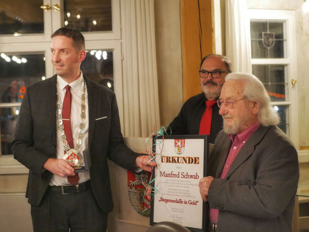 Manfred Schwab mit Urkunde